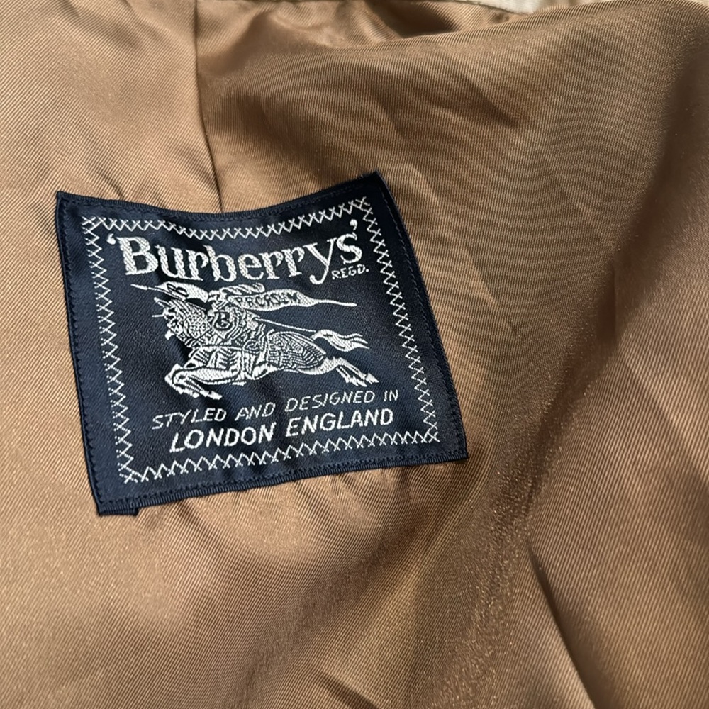 Authentic Burberry trench coat - Picture 13 of 16